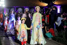 Le programme « Pas de patrimoine » constitue le point d’orgue du festival, rassemblant près de cent costumes traditionnels venus des pays participants. Photo : toquoc.