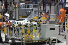 Dans l'usine de voitures électriques VinFast. Photo : VNA.