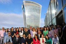Les dirigeants, les membres de la VIFA UK et les invités. Photo : VNA.