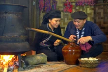 À la Maison de l’alcool, les arômes des ferments végétaux se mêlent à la fumée du foyer. Photo : thaihai.vn
