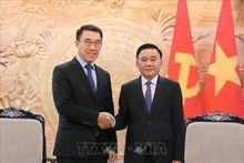 Tran Cam Tu, Permanent du Secrétariat du Comité central du Parti communiste du Vietnam (droite) et Bounleua Phandanouvong, président par intérim de la Commission des relations extérieures du Comité central du Parti populaire révolutionnaire lao. Photo : VNA.