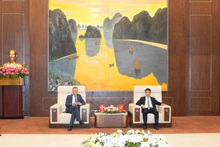 Lors de l'entretien entre le président du Comité populaire de la ville de Hai Phong, Le Ngoc Chau (droite), et l’ambassadeur du Danemark au Vietnam, Nicolai Prytz. Photo : baodautu.