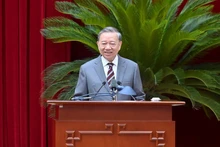 Le secrétaire général du PCV, To Lam, préside une rencontre avec 80 délégués représentant les intellectuels, les scientifiques et les artistes de tout le pays. Photo : NDEL.
