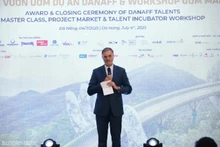 L’ambassadeur de France au Vietnam, Olivier Brochet, a pris la parole lors de la cérémonie de clôture du programme DANAFF Talents. Photo : baoquocte.