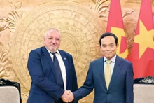 Tran Luu Quang, secrétaire du Comité central du Parti communiste du Vietnam (droite) et le président du Parti socialiste hongrois Komjáthi Imre. Photo : VNA.