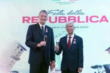 Vo Van Hoan, vice-président du Comité populaire de Ho Chi Minh-Ville (droite) et Enrico Padula, consul général d'Italie à HCM-Ville. Photo : VNA.