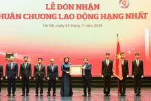 Le Premier ministre Pham Minh Chinh a remis l’Ordre du Travail de première classe à la Banque d’État du Vietnam.