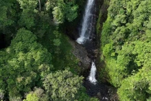 Nichée au cœur d’une forêt primaire, la cascade Hơ Kook culmine à environ 50 mètres de haut. Photo : Comité populaire de la commune de Kon Plong.
