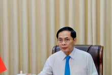 Le vice-Premier ministre et ministre des Affaires étrangères, Bui Thanh Son, lors de son entretien téléphonique avec le ministre allemand des Affaires étrangères, Johann Wadephul, le 2 juin. Photo : VNA.