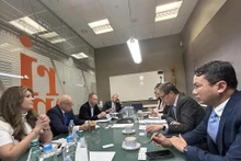 L’ambassadeur du Vietnam en Russie, Dang Minh Khoi, des représentants de l’ambassade du Vietnam et la direction du groupe Rossiya Segodnya. Photo : VOV.