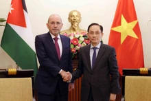 Le ministre vietnamien des Affaires étrangères, Le Hoai Trung (droite), et le vice-Premier ministre et ministre des Affaires étrangères et des Expatriés du Royaume de Jordanie, Ayman Al Safadi. Photo : VNA.