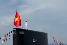 Un sous-marin de classe Kilo s’entraîne en mer pour le défilé naval. Photo : NDEL.