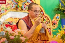 Kunchok Tenzin Rinpoche est un jeune maître érudit, titulaire du titre de « Excellent Khenpo » – l'équivalent d'un doctorat en bouddhisme moderne délivré par l’antique université bouddhique Sakya. 