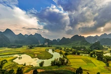 Avec son paysage magnifique et original, le géoparc mondial de Non Nuoc permet à Cao Bang de développer son tourisme. Photo : TNO.