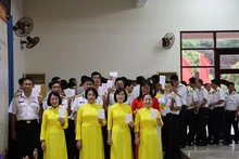 Des électeurs au bureau de vote n° 14 à Truong Sa. Photo : VNA.