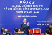 Le secrétaire général du Parti To Lam assiste à la cérémonie d'ouverture du vote du bureau de vote n° 2 du quartier de Ba Dinh. Photo : VNA.