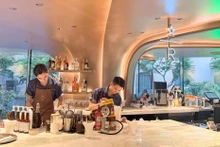 Comptoir de préparation au Starbucks Reserve Bitexco le 18 avril 2025. Photo : Kim Ngân.