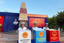 Des soldats votent dans un bureau de vote de la zone spéciale de Truong Sa, province de Khanh Hoa. Photo : VNA