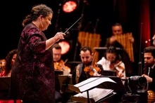 La cheffe d’orchestre Zahia Ziouani. Photo: anninhthudo.vn