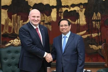 Le Premier ministre Pham Minh Chinh (à droite) serre la main du ministre russe de la Protection civile, des Situations d’urgence et des Secours en cas de catastrophe, Aleksandr Kurenkov, le 5 mars. Photo : VNA.