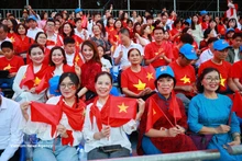 Hommes et femmes assistant à la pépétition préliminaire du défilé célébrant le 80e anniversaire de la Fête nationale. Photo : VNA.