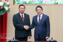 Le ministre Luong Tam Quang (à droite) et son homologue lao Vanthong Kongmany. Photo: VNA