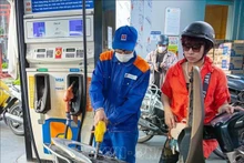 Achat et vente d'essence et de diesel dans une station-service Petrolimex. Photo : VNA.