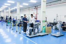 Ligne d'assemblage robotisée de transfert de plaquettes dans l'industrie des semi-conducteurs chez TAZMO Vietnam (Parc industriel de Long Hau, province de Tay Ninh). Photo : VNA.