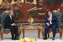 Le Premier ministre Pham Minh Chinh (droite) reçoit l’ambassadeur d’Indonésie au Vietnam. Photo : NDEL.