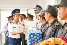 Un représentant de la Région 3 des garde-côtes encourage les forces participant au vote anticipé et accomplissant leurs missions en mer.