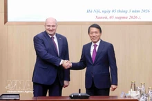 Le général de corps d’armée Luong Tam Quang (à droite), ministre vietnamien de la Sécurité publique rencontre Alexandre Kourenkov, ministre russe des Situations d’urgence. Photo : VNA.