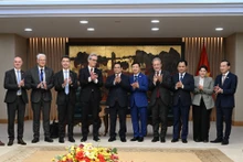 Le Premier ministre vietnamien Pham Minh Chinh et M. Fernando Andresen Guimaraes, entourés des membres des deux délégations.