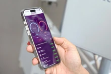 Une personne utilisant l’application i-Speed pour mesurer la vitesse de la 5G. Photo : Luu Quy.
