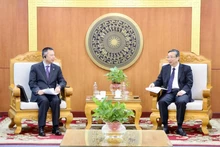 Le vice-ministre Hoàng Trung travaille avec M. Nianshan Zhang, directeur général du Département de l’Asie du Sud-Est de la Banque asiatique de développement (ADB). Photo : Phuong Linh.