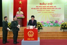 Le président Luong Cuong vote dans le quartier de Hoan Kiem à Hanoï. Photo : NDEL.