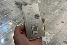 Au Vietnam, le prix de l'argent en lingots a même atteint 111 millions de dôngs (4 200 dollars américains) le kilogramme, témoignant d'un intérêt croissant de la part des particuliers et des investisseurs. Photo: vietnmanet.vn