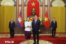 Le président de la République, Luong Cuong (droite) et l’ambassadrice du Cambodge, Touch Pharat. Photo : VNA.