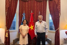 L'ambassadrice du Vietnam en Argentine, Ngo Minh Nguyet et le président de la Confédération des travailleurs de l'État pour l'Amérique latine et les Caraïbes (CLATE) Julio Fuentes. Photo : VNA.