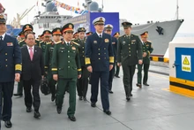 Le général Phan Van Giang, membre du Bureau politique, vice-secrétaire de la Commission militaire centrale et ministre de la Défense, ainsi que le général Dong Jun, ministre de la Défense de Chine, participent à la cérémonie de lancement de la 40e patrouille conjointe et à un exercice d’entraînement conjoint dans le golfe du Bac Bô (golfe du Tonkin) entre la Marine populaire vietnamienne et la Marine de l’Armée populaire de libération chinoise.