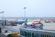 Des avions de compagnies aériennes telles que Vietnam Airlines, Vietjet Air et Sun Phu Quoc Airways opèrent à l'aéroport de Noi Bai. Photo : VNA