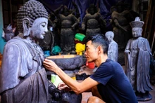 Le Service de l’Industrie et du Commerce de Hanoï expose de nouveaux modèles issus du village d’artisanat de laque et de marqueterie de nacre de Chuyen My.