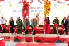 Les réponsables du ministère de la Sécurité publique, de la police de la province de Lang Son et de la province de Lạng Sơn procèdent à la cérémonie de lancement du projet de construction de l’école maternelle de la commune de Hoàng Van Thu (Lang Son). Photo : VNA