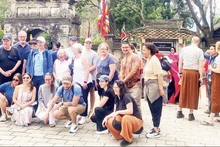 Des touristes internationaux visitent le site historique des temples des rois Dinh et Lê (Ninh Binh). (Photo : TRANG ANH)