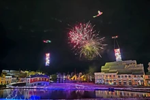 Un spectacle de drones a recréé des images de dragons et de phénix dans le ciel de Hoi An. Photo : VNA.