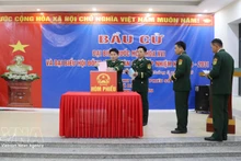 Des électeurs du poste-frontière de Dao San participent au vote pour élire les députés de la 16ᵉ Assemblée nationale et les membres des Conseils populaires pour le mandat 2026-2031. Photo : VNA.