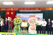 Les responsables du Service de l’Agriculture et de l’Environnement de Thai Nguyen remettent la décision de reconnaissance de village de métier à la commune de Dong Phuc. (Photo : Tuan Son)