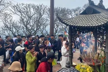 Les habitants et les visiteurs rendent hommage et se recueillent à la pagode Hoa Yên dans le site Yen Tu. Photo : NDEL.
