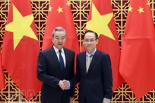 Le ministre vietnamien des Affaires étrangères Lê Hoài Trung (droite) et son homologue chinois Wang Yi. Photo : VNA.