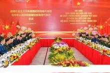 Entretien entre général d’armée Phan Van Giang, ministre de la Défense du Vietnam, et son homologue chinois, le général de corps d'armée Dong Jun. Photo: VNA