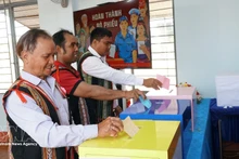 Des personnes issues des minorités ethniques dans la province de Gia Lai se sont rendues aux urnes le 15 mars. Photo : VNA.